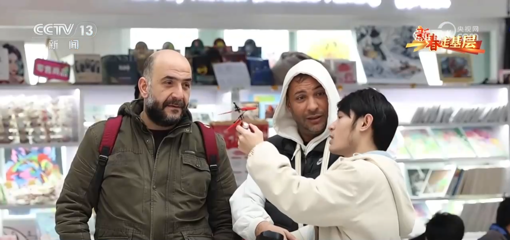 成拳”凝聚合力 “品牌出海”成为义乌热词mg不朽情缘游戏试玩新春走基层 “攥指(图2)
